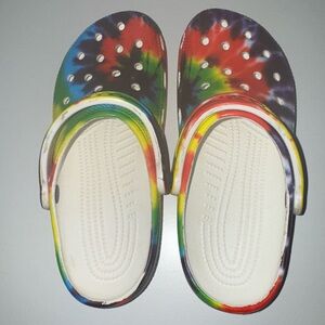 tie die crocs